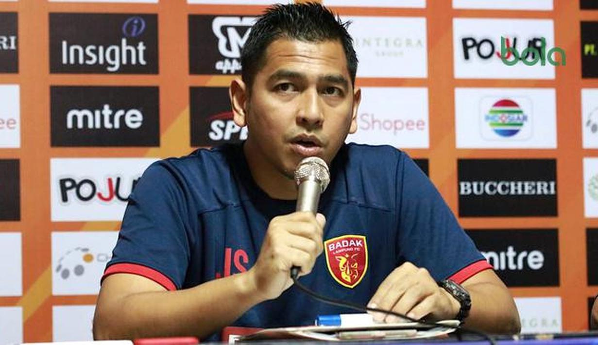 2. Jan Saragih - Manajemen Laskar Saburai mengambil keputusan mendepak Jan Saragih setelah Perseru Badak Lampung FC dibantai Madura United dengan skor 1-5. Jan Saragih dipecat pada pekan ke-11 Shopee Liga 1 2019. (Bola.com/Aditya Wany)