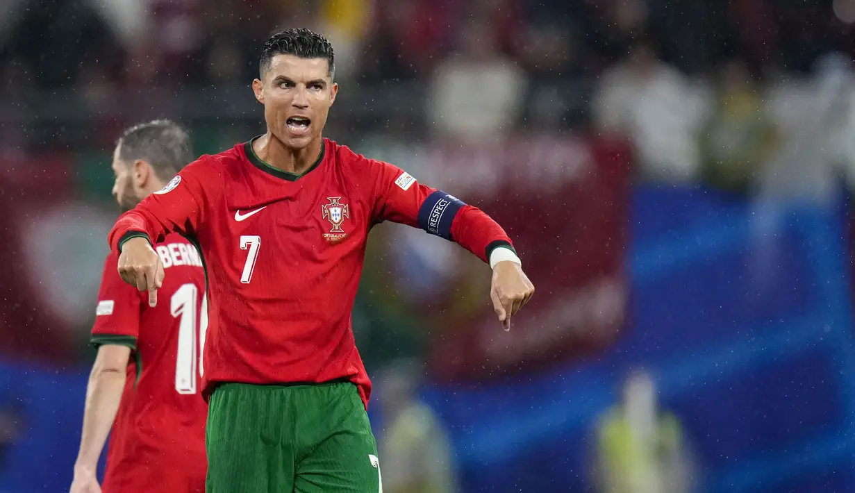 Ekspresi pemain Portugal, Cristiano Ronaldo, memberikan arahan kepada rekannya saat melawan Republik Ceko dalam duel matchday 1 Grup F Euro 2024, Rabu (19/6/2024). (AP Photo/Petr Josek)