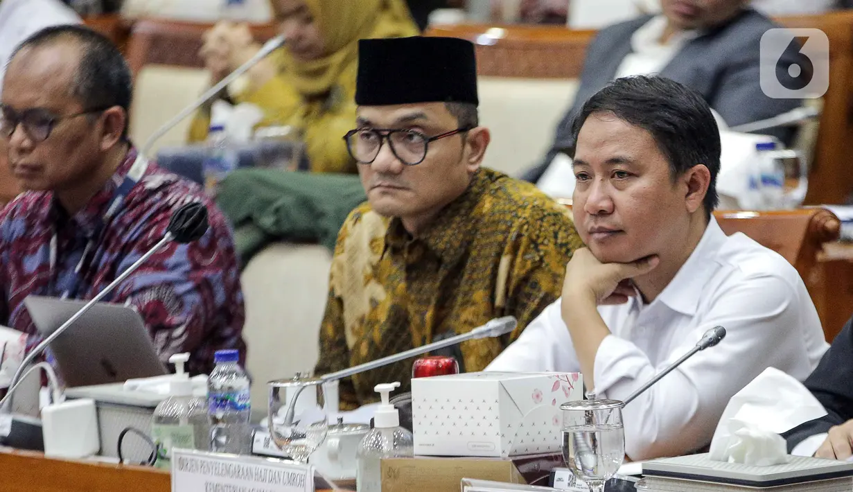 Dirjen Penyelenggaraan Haji dan Umrah (PHU) Hilman Latief (kanan) dan Kepala Badan Pengelola Keuangan Haji (BPKH) Fadlul Imansyah (tengah) menyampaikan paparan saat rapat dengar pendapat bersama Komisi VIII DPR di Kompleks Parlemen, Senayan, Jakarta, Selasa (14/2/2023). Pengumuman terkait besaran biaya haji terpaksa ditunda hingga besok lantaran pemerintah bersama Panja Komisi VIII DPR masih belum menemui kesepakatan. (Liputan6.com/Faizal Fanani)