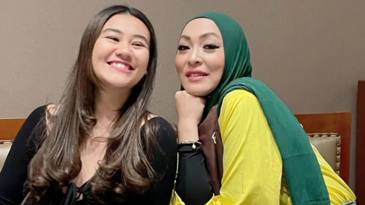 [Fimela] Angelina Sondakh dan Aaliyah Massaid
