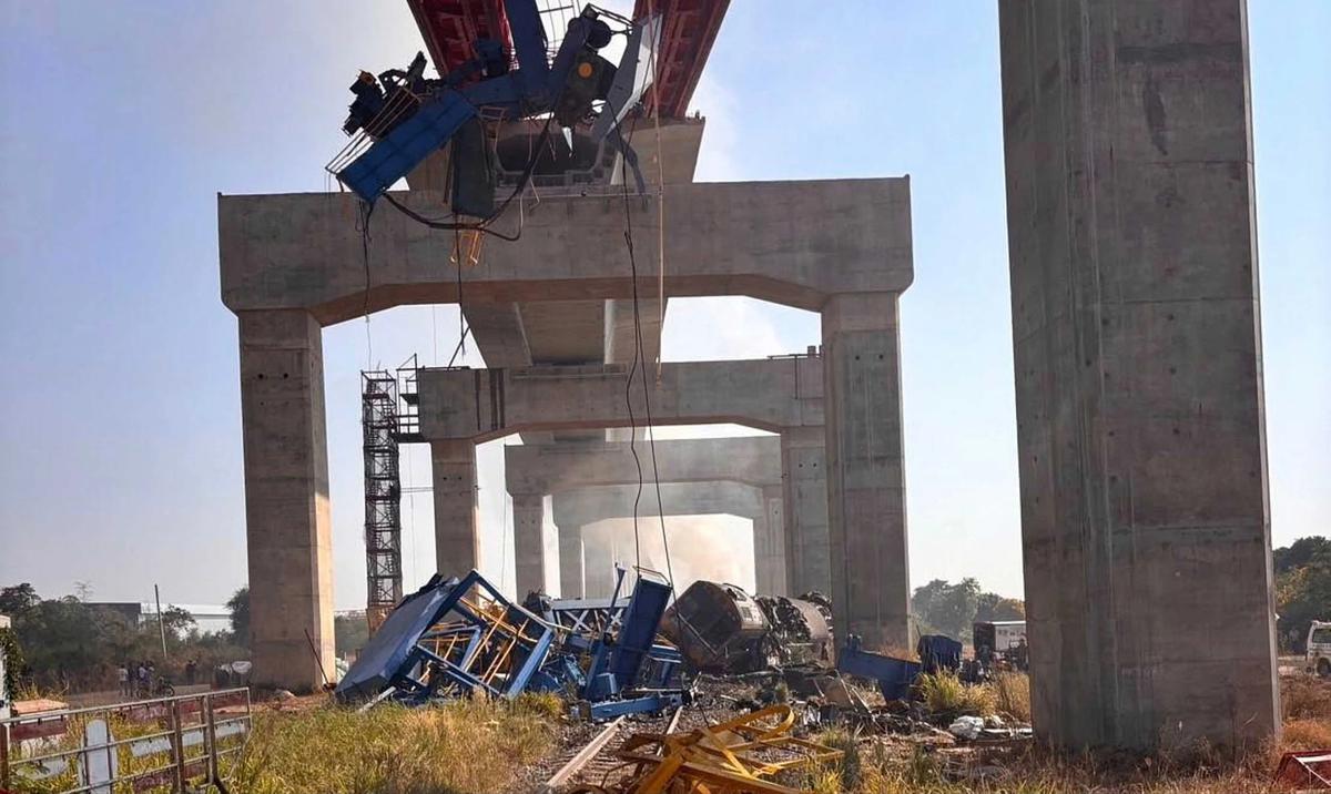 FOTO: Crane Konstruksi Jatuh Timpa Kereta Penumpang di Thailand