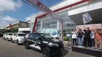 Perjalanan kspedisi Terios 7 Wonders- Exotic Borneo Life  dimulai di showroom Astra Daihatsu Pontianak, Kalimantan Barat. (Dian / Liputan6.com)