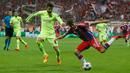 Penyerang Bayern Muenchen, Thomas Muller (kanan) berusaha melewati bek Barcelona Gerard Pique saat leg kedua semifinal Liga Champions di Allianz Arena, Jerman, Rabu (13/5/2015). Bayern Muenchen menang 3-2 atas Barcelona. (Reuters/Albert Gea)
