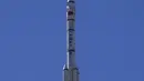 Roket Long March-2F Y12 yang membawa pesawat ruang angkasa Shenzhou-12 lepas landas dari Pusat Peluncuran Satelit Jiuquan, Kamis (17/6/2021). Misi Shenzhou-12 rencana ambisius China untuk jadi satu-satunya negara yang memiliki dan menjalankan stasiun luar angkasanya sendiri. (AP Photo/Ng Han Guan)