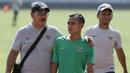Dokter Timnas Indonesia, Syarif Alwi, berdiskusi dengan Riko Simanjuntak usai latihan di Stadion Madya, Jakarta, Selasa (22/11). Latihan ini persiapan jelang laga Piala AFF menghadapi Filipina. (Bola.com/Yoppy Renato)