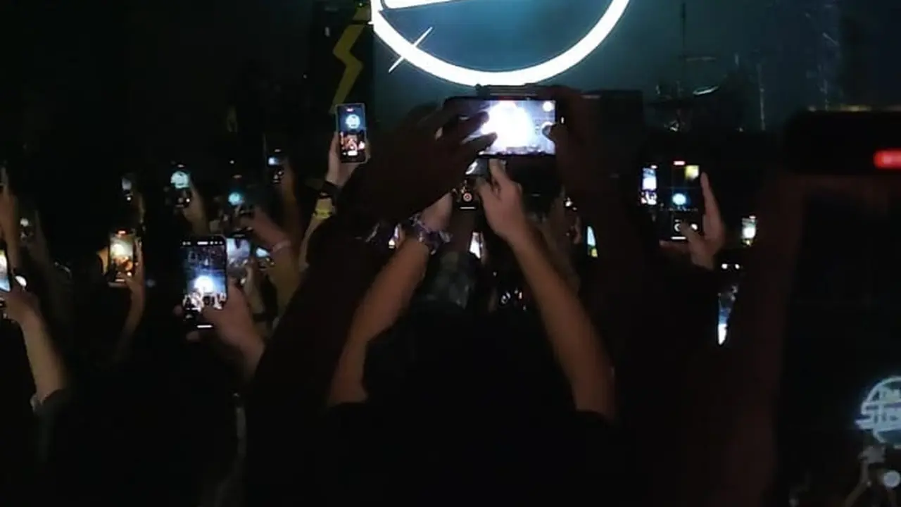 The Strokes Ajak Seorang Fans Main Drum Bawakan Lagu Juicebox