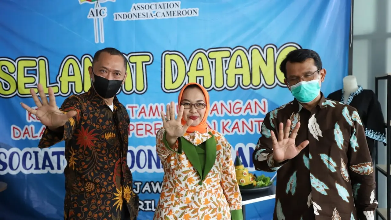 Wakil Bupati Garut Helmi Budiman dan perwakilan dari AIC saat pembukaan galeri AIC di Komplek Ruko Claster Sariwates, Garut, Jawa Barat.