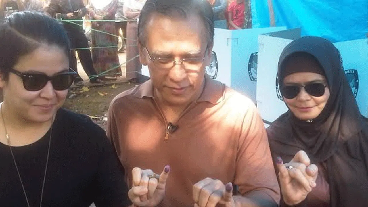 Iwan Fals dan keluarga