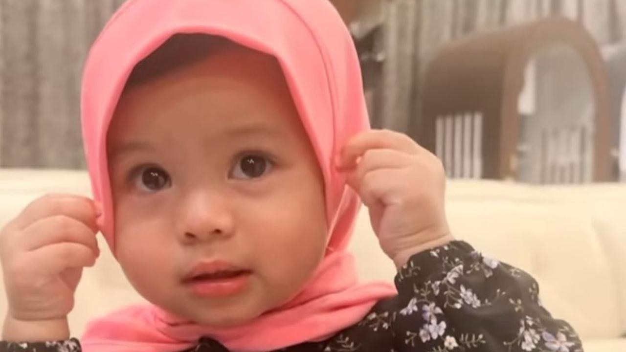 Ameena pun sudah bisa menjawab pertanyaan sang ayah, Atta Halilintar. Ameena mengaku suka mengenakan jilbab.<br>