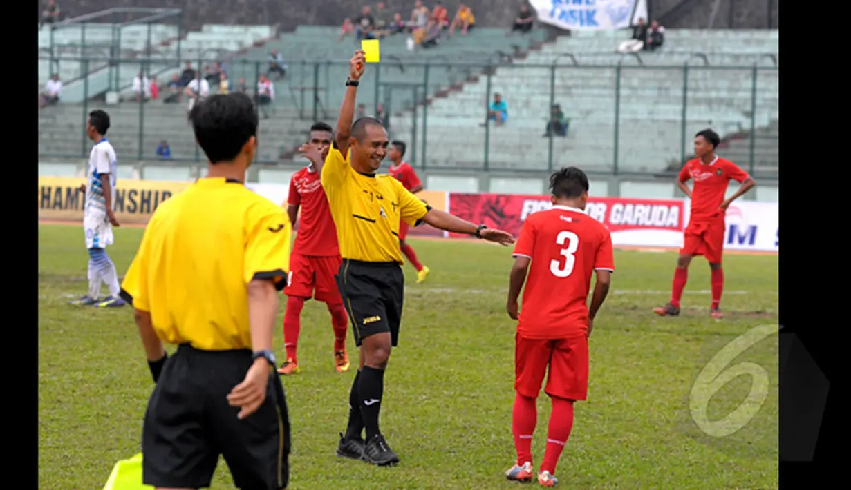 Pemain belakang timnas U-16, Rian Riding(3) mendapat kartu kuning dari wasit di laga uji coba melawan Persib U-16 di Stadion Siliwangi, Bandung, Jumat (27/2/2015). Timnas U16 Indonesia menang 4-2 atas Persib U16. (Liputan6.com/Andrian M Tunay)