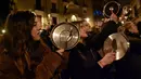 Demonstran melakukan mogok kerja dengan menggelar protes untuk memperingati Hari Perempuan Internasional di Pamplona, Spanyol, Kamis (8/3). Kaum wanita itu melawan kekerasan, pelecehan dan ketimpangan upah dengan turun ke jalan. (AP/Alvaro Barrientos)