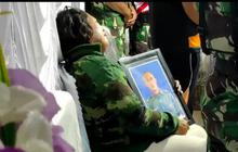 VIDEO: Begitu Menyayat Hati Tangis Ibu Prada Lucky Peluk Foto Putra Tercinta Tewas Dianiaya Senior