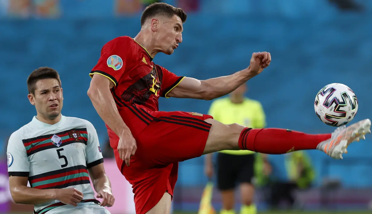Giliran Belgia yang mengancam Portugal pada menit ke-37. Percobaan Thomas Meunier dari luar kotak pinalti sayangnya masih melebar tipis di sisi kanan gawang Rui Patricio. (Foto: AP/Pool/Julio Munoz)