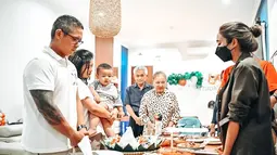 Gisel membagikan foto kenangan dengan mantan ibu mertuanya. Mereka hendang makan bersama. (Foto: Instagram/ gisel_la)