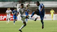 Striker Persebaya Surabaya, Rifaldi Bawuo (kiri) berebut bola dengan bek Persib Bandung, Ardi Idrus dalam laga perempatfinal Piala Menpora 2021 di Stadion Maguwoharjo, Sleman, Minggu (11/4/2021). (Bola.com/M Iqbal Ichsan)