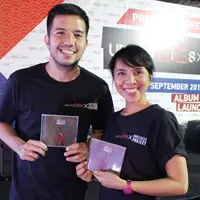 Comi "Payung Teduh" dan Arina "Mocca" memperlihatkan Album Urban GiGs Unreleased Project Volume 1.
