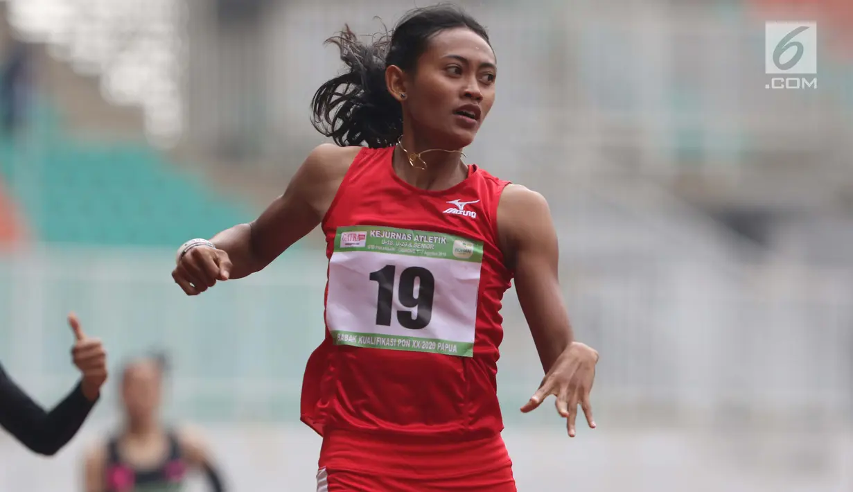 Atlet asal Bali, Dewi Ayu Agung Kurnia saat menyelesaikan lomba lari 400 meter putri senior Kejurnas Atletik U18, U20 dan Senior 2019 di Stadion Pakansari, Kab Bogor, Jumat (2/8/2019). Dewi Ayu Agung Kurnia meraih posisi pertama dengan catatan waktu 55,56 detik. (Liputan6.com/Helmi Fithriansyah)