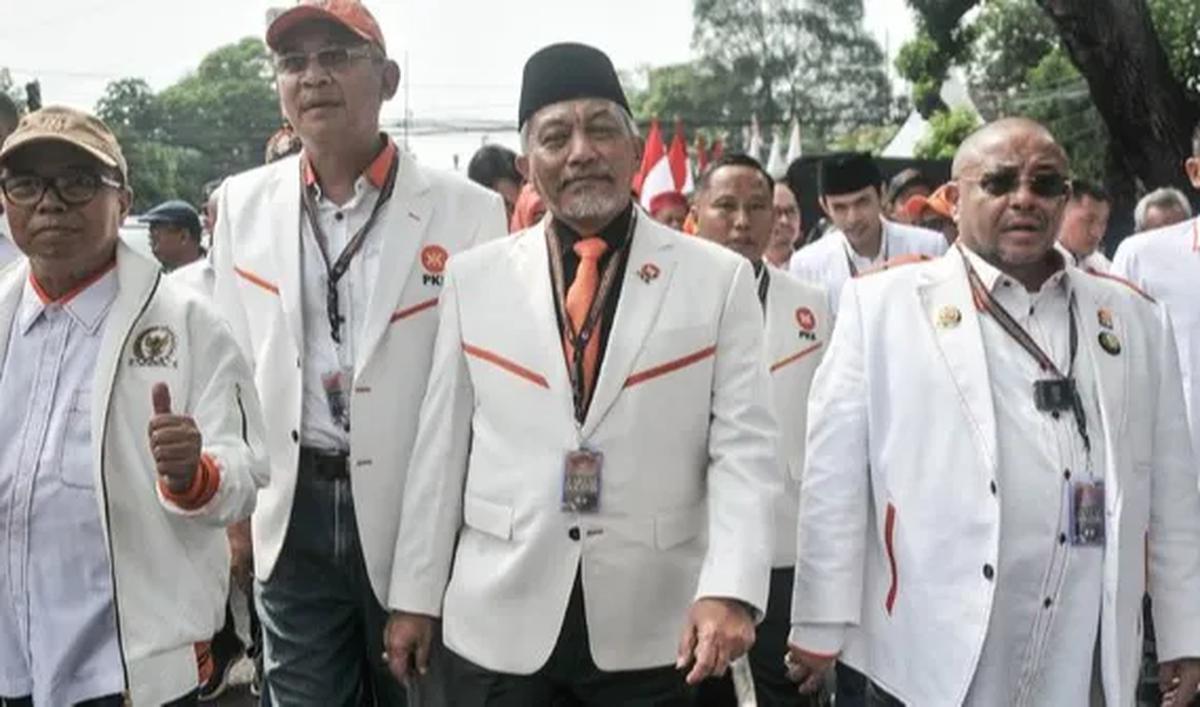 "Tapi nampaknya semalam dibatalkan batalnya nih memang agak mendadak saya menduga gara gara pak Anies ikut serta senam jadi dibatalin," ujar Syaikhu.