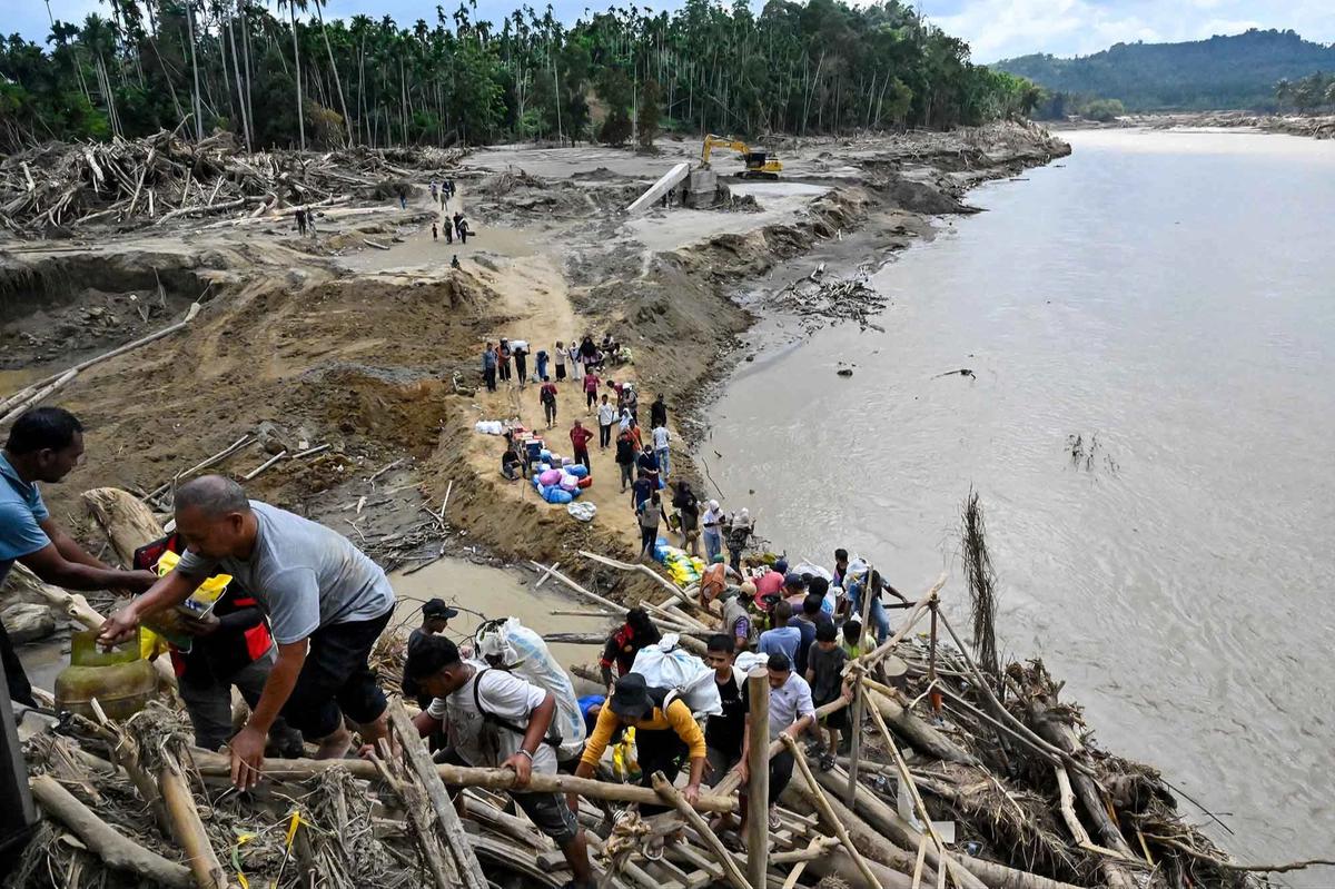 FOTO: Warga Memanjat Puing Kayu Demi Menyeberangi Sungai Peusangan