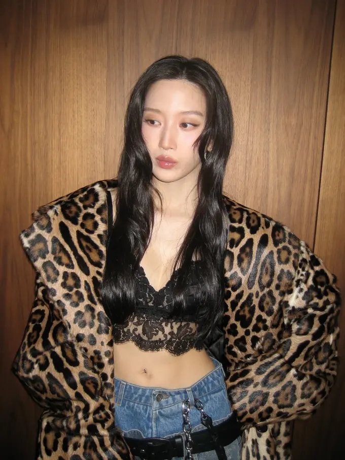 Gaya Sensasional Mun Ka Young dengan Bralette & Coat Motif Leopard di Milan Fashion Week