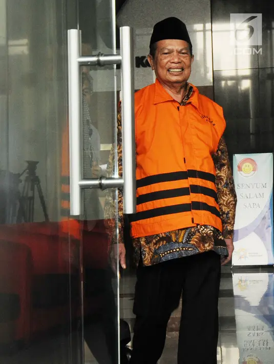 Wali Kota Mojokerto, Masud Yunus berjalan keluar gedung KPK, Jakarta, Rabu (8/5). Yunus diperiksa kasus dugaan suap pengalihan anggaran hibah PENS menjadi anggaran program penataan lingkungan Dinas PUPR Kota Mojokerto Tahun 2017. (Merdeka.com/Dwi Narwoko)