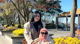 Seru mengunjungi berbagai tempat wisata yang indah, momen ini banyak diabadikan oleh Titi Kamal dalam media sosial Instagramnya. Tidak sedikit yang memuji Titi Kamal karena masih memiliki waktu untuk menikmati liburan bersama ibunda di tengah kesibukannya. (Liputan6.com/IG/@titi_kamall)