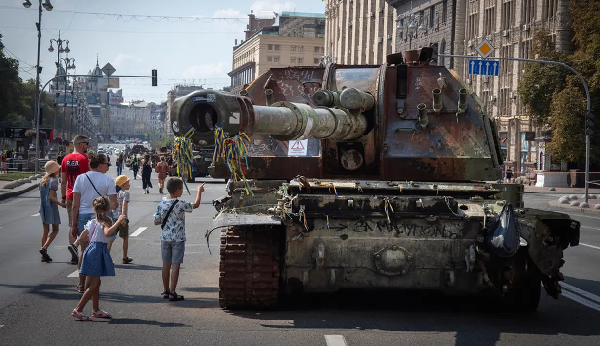 Jalan Khreshchatyk - dari Maidan Nezalezhnosti ke Jalan Bohdan Khmelnytskyi - ditutup untuk lalu lintas jalan karena peralatan militer ditempatkan di sana. (AP Photo/Efrem Lukatsky)