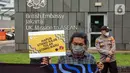 Massa yang tergabung dalam Walhi DKI Jakarta dan KRuHa menggelar aksi protes simbolik di depan Kedutaan Besar Inggris, Jakarta, Jumat (11/6/2021). Aksi yang bertepatan dengan pertemuan puncak G7 tersebut menolak utang baru untuk penanggulangan COVID-19. (Liputan6.com/Faizal Fanani)