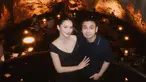 Menikah pada 2018, hubungan Raditya Dika dan Anissa Aziza selalu harmonis. Pasangan yanh disebut couple goals oleh netizen ini selaras mengenakan busana warna hitam. Raditya Dika gagah dengan mengenakan baju polo, sementara Anissa Aziza memesona dengan dress hitam simpel nan elegan. Rambutnya ditata dengan dicepol, pesona Anissa Aziza semakin terpancar. (Liputan6.com/IG/@anissaaziza)