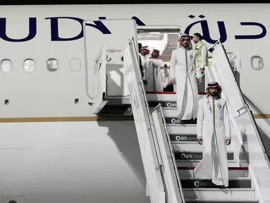 Pemain Timnas Arab Saudi tiba Bandara Internasional Hamad di Doha, Qatar. Pasukan The Green Falcons akan berlaga di Piala Dunia 2022 Qatar. (AP/Hassan Ammar)