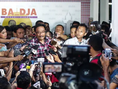 Cawagub DKI Jakarta Djarot Saiful Hidayat menjawab pertanyaan wartawan terkait penetapan tersangka kepada Ahok, Jakarta, Rabu (16/11). Djarot memuji sikap jiwa besar yang dimiliki Ahok. (Liputan6.com/Faizal Fanani)