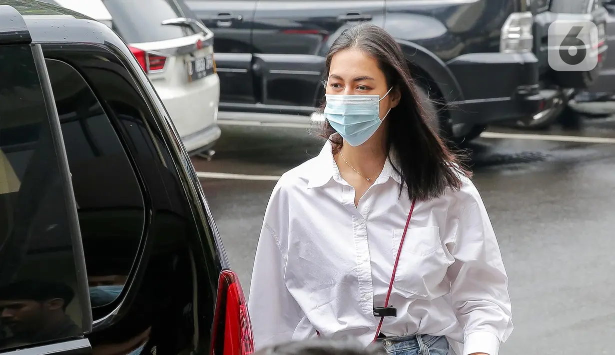 Istri Baim Wong, Paula Verhoeven turun dari mobil setibanya di Polres Metro Jakarta Selatan, untuk memenuhi panggilan pemeriksaan pada Kamis (13/10/2022). Untuk diketahui, hari ini Baim Wong dan Paula diperiksa terkait UU ITE prank konten KDRT yang sempat viral beberapa waktu lalu. (Liputan6.com/Faizal Fanani)