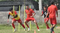 Feby Eka Putra (depan) saat latihan dengan skuat arema pada Oktober lalu. (Iwan Setiawan/Bola.com)