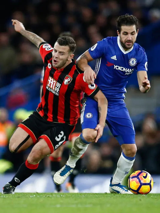 Gelandang Bournemouth, Jack Wilshere (kiri) berebut bola dengan gelandang Chelsea, Cesc Fabregas pada pertandingan Liga Inggris di Stamford Bridge, London, (26/12). Chelsea menang atas Bournemouth dengan skro 3-0. (Reuters/Peter Nicholls)