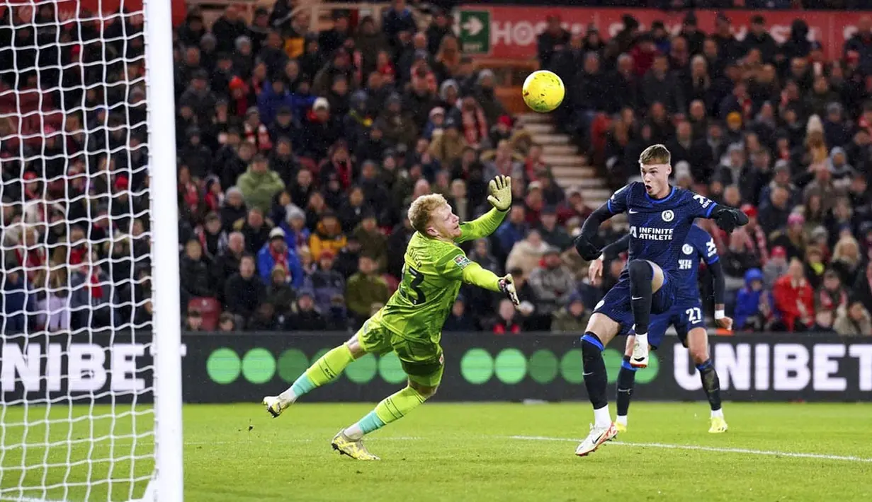 Pemain Chelsea, Cole Palmer, berusaha mencetak gol ke gawang Middlesbrough dalam laga leg pertama semifinal Carabao Cup 2023/2024 yang digelar di Riverside Stadium, Rabu (10/1/2024). Chelsea tampil dominan dan memiliki sederet peluang. Namun sayang belum ada yang berbuah gol. (PA via AP/Owen Humphreys)