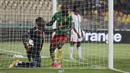 Kamerun yang tertinggal cukup jauh tak mau menyerah begitu saja dan berusaha memperkecil ketertinggalan. Gol Stephane Bahoken pada menit ke-72 membukakan asa untuk menyamakan kedudukan. (AP/Sunday Alamba)