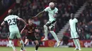 Gelandang Chelsea Lesley Ugochukwu mendapatkan bola saat melawan Bournemouth pada pekan kelima Liga Inggris di Stadion Vitality, Minggu (17/9/2023). (Steven Paston/PA via AP)