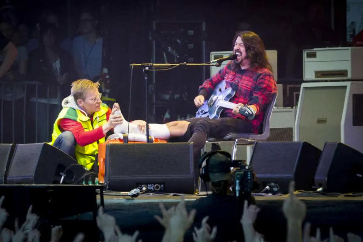 Dave Grohl tetap semangat melanjutkan konsernya di Swedia meski kakinya patah. (consequenceofsound.net)