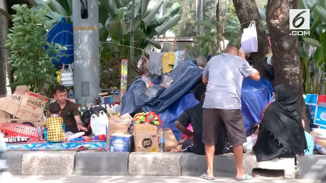 Puluhan pencari suaka masih bertahan di trotoar sekitar rumah detensi imigrasi.