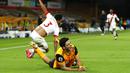 Reaksi pemain Wolverhampton Wanderers Raul Jimenez usai dia dijatuhkan pemain Southampton Ryan Bertrand pada pertandingan Liga Primer Inggris di Molineux Stadium, Wolverhampton, Inggris, Senin (23/11/2020). Pertandingan berakhir 1-1. (Andrew Boyers, Pool via AP)
