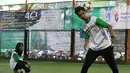 Pemain bola melakukan free style pada pembukaan Turnamen BPJS Futsal Challenge 2017 di Jakarta, Sabtu, (11/11). Turnamen ini diikuti 40 tim dari BUMN, korporasi dan media dari tanggal 11-12 November. (Liputan6.com/Fery Pradolo)