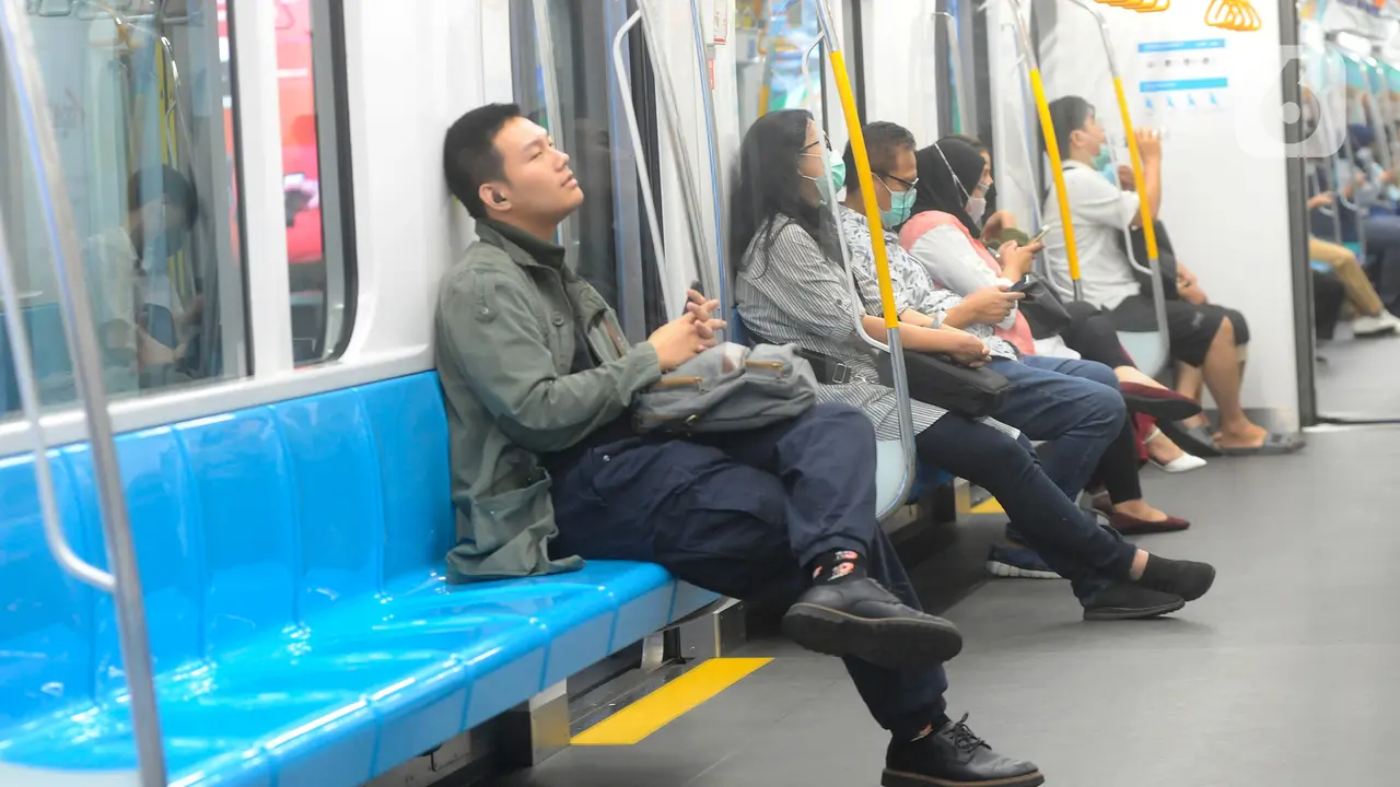 Aturan Dicabut,  Penumpang MRT Bebas Masker