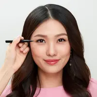 Ilustrasi menggunakan eyeliner/copyright shutterstock