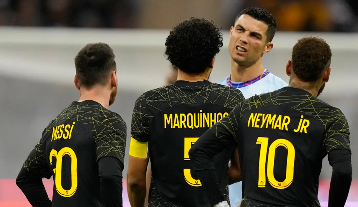 Pemain Riyadh All Star Cristiano Ronaldo berbincang dengan pemain Paris Saint-Germain (PSG) Lionel Messi, Neymar, dan Marquinhos pada pertandingan sepak bola persahabatan di King Saud University Stadium, Riyadh, Arab Saudi, 19 Januari 2023. PSG mengalahkan Riyadh All Star dengan skor 5-4. (AP Photo/Hussein Malla)