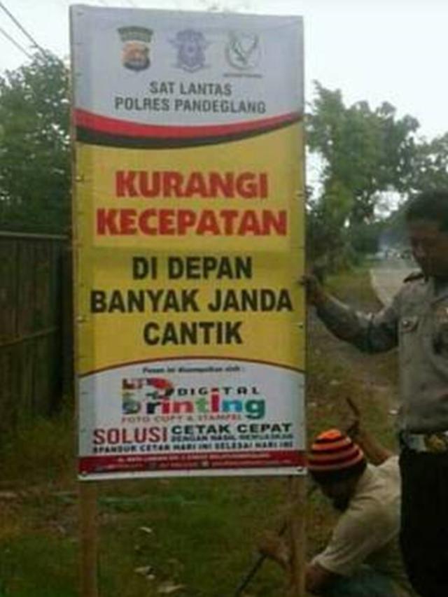 6 Tulisan Kurangi Kecepatan di Jalan Ini Bikin Geleng Kepala