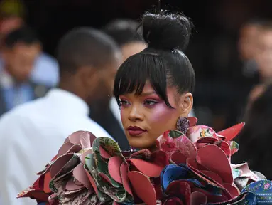 Penyanyi Rihanna kembali menarik perhatian dengan gaya busananya pada acara penggalangan dana Met Gala 2017 di Metropolitan Museum of Art, New York, Senin (1/5). Kali ini, penyanyi asal Barbados tersebut tampil nyentrik dengan gaun 3D. (ANGELA WEISS/AFP)