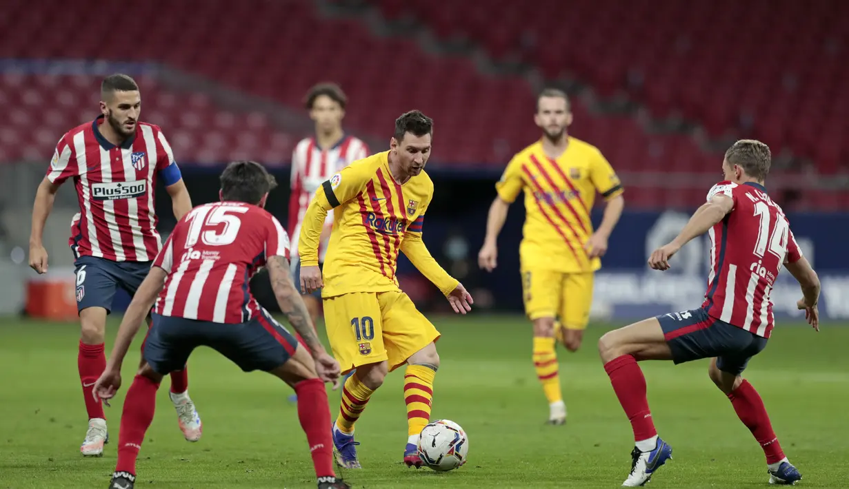 Penyerang Barcelona, Lionel Messi berusaha mengumpan bola saat bertanding melawan Atletico Madrid pada pertandingan lanjutan La Liga Spanyol di stadion Wanda Metropolitano di Madrid, Spanyol, Sabtu (21/11/2020). Atletico menang tipis atas Barcelona 1-0. (AP Photo/Bernat Armangue)