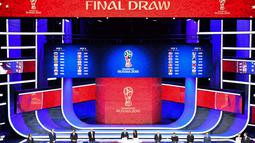 Suasana saat undian Piala Dunia 2018 berlangsung di State Kremlin Palace, Moscow, (1/12/2017). Piala Dunia 2018 berlangsung sejak 14 Juni hingga 15 Juli 2018 di Rusia. (AFP/Mladen Antonov)