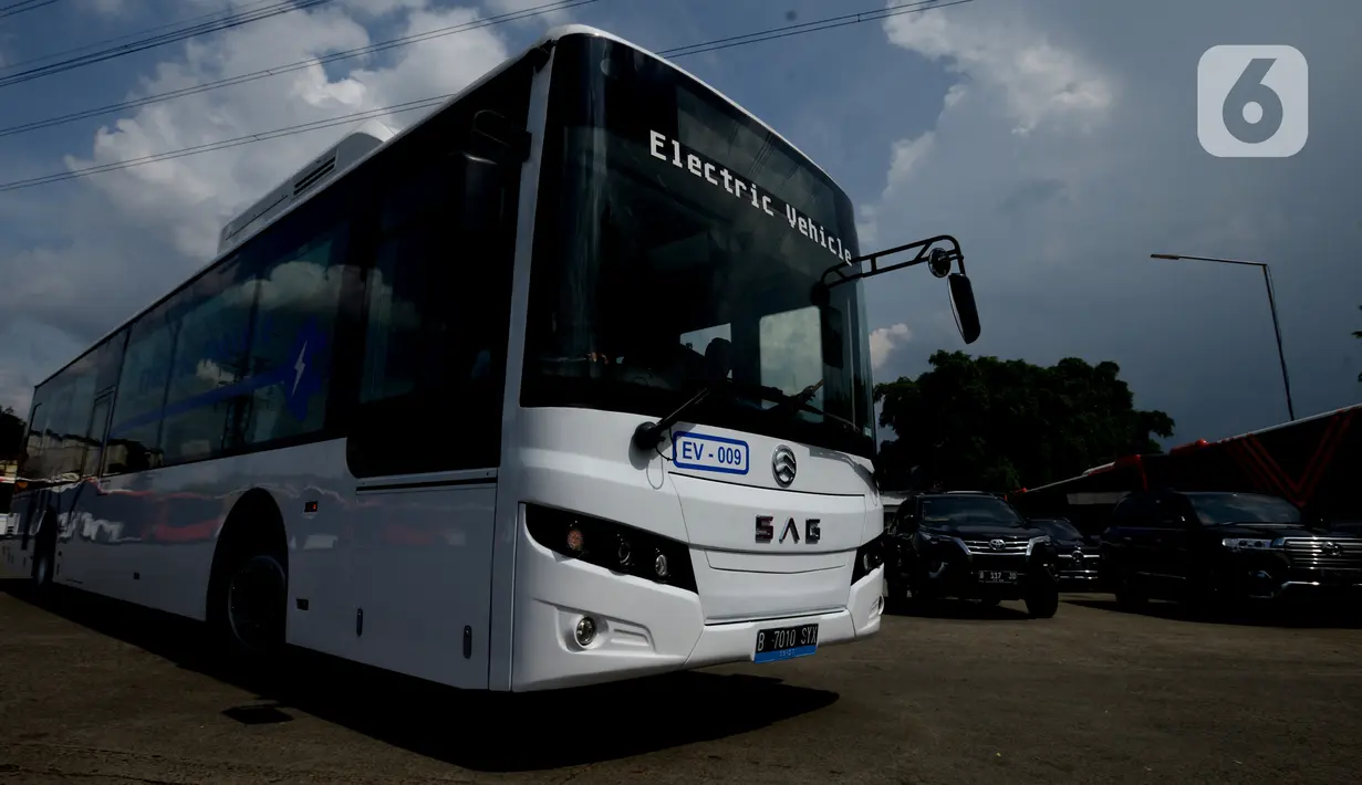 Bus listrik Transjakarta saat peluncuran uji coba bus tersebut di Pool Transjakarta, Terminal Kampung Rambutan, Jakarta, Rabu (8/6/2022). Pemprov DKI meluncuran tiga buah bus listrik Transjakarta merek Zhongtong, Skywell, dan Golden Dragon untuk diujicobakan. (merdeka.com/Imam Buhori)