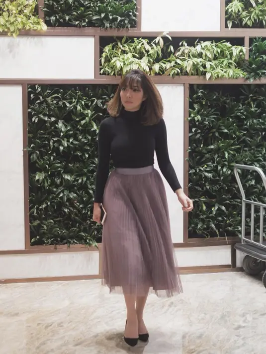 Gisella Anastasia, juga cantik banget dengan turtle neck hitamnya. Ia pun memadukannya dengan midi skirt yang berwarna mocca.  (Instagram)